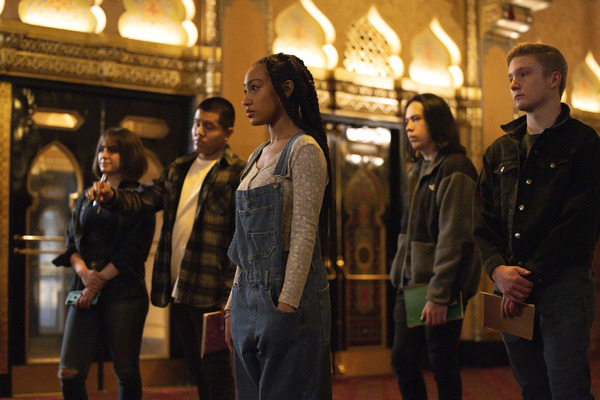 「ジャスト・ビヨンド 怪奇の学園」（C）2021 Disney