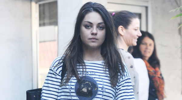 トルーカ湖を訪れたミラ・クニス -(C) Splash／AFLO