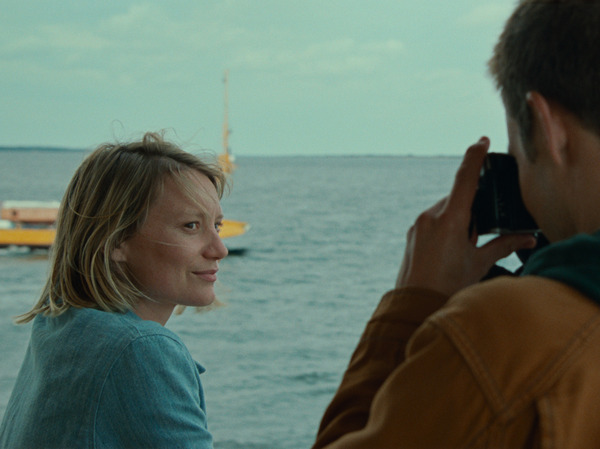 『ベルイマン島にて』（C）2020 CG Cinéma ‒ Neue Bioskop Film ‒ Scope Pictures ‒ Plattform Produktion ‒ Arte France Cinéma