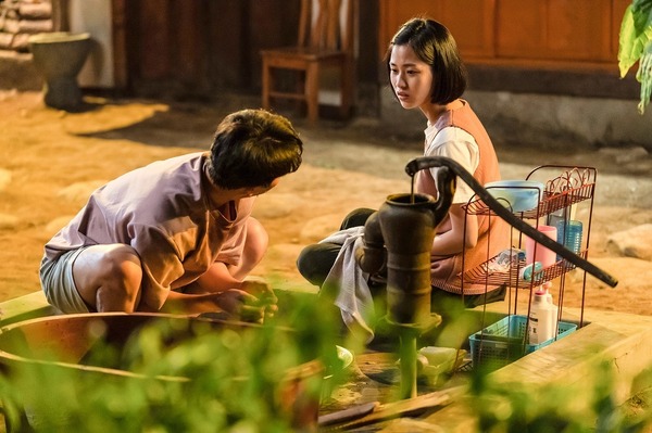 『手紙と線路と小さな奇跡』（C）2021 LOTTE ENTERTAINMENT & BLOSSOM PICTURES CO., LTD. All Rights Reserved.