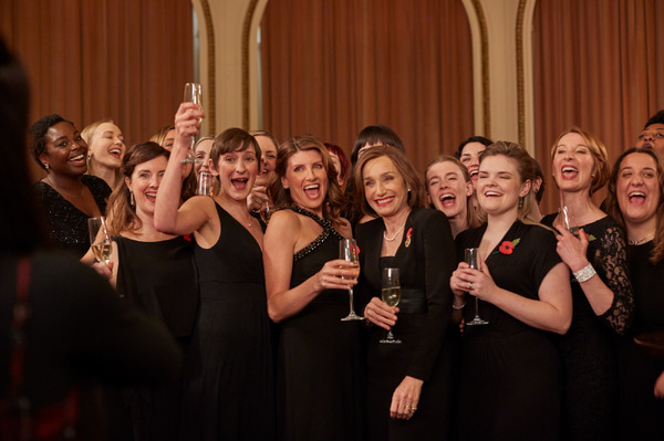 『シング・ア・ソング！～笑顔を咲かす歌声～』メイキング写真（C） MILITARY WIVES CHOIR FILM LTD 2019