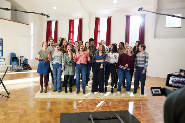 『シング・ア・ソング！～笑顔を咲かす歌声～』メイキング写真（C） MILITARY WIVES CHOIR FILM LTD 2019