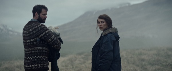 『LAMB／ラム』　（C）2021 GO TO SHEEP, BLACK SPARK FILM &TV, MADANTS, FILM I VAST, CHIMNEY, RABBIT HOLE ALICJA GRAWON-JAKSIK, HELGI JÓHANNSSON