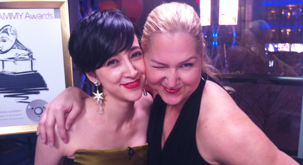 滝川クリステルさんと写真撮影するリーソル・ウィルキンソン