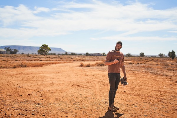 「ザ・ツーリスト  俺は誰だ？」コアラ　（C）Two Brothers Pictures & All3Media International