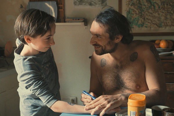 『彼女のいない部屋』（C）2021 - LES FILMS DU POISSON – GAUMONT – ARTE FRANCE CINEMA – LUPA FILM