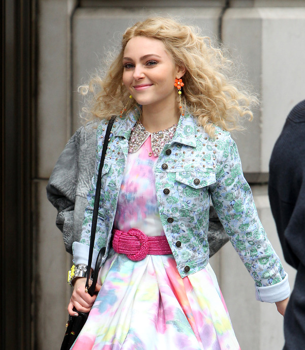 「The Carrie Diaries」（原題）撮影中のアナソフィア・ロブ -(C) Abaca USA／AFLO