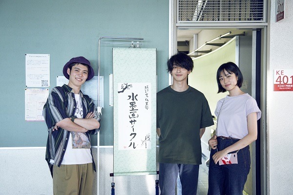 『線は、僕を描く』オフショット（C）砥上裕將／講談社（C）2022映画「線は、僕を描く」製作委員会