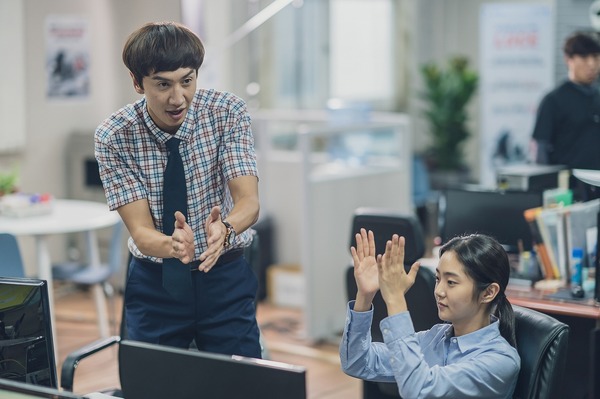 『奈落のマイホーム』© 2021 SHOWBOX AND THE TOWER PICTURES, INC. ALL RIGHTS RESERVED