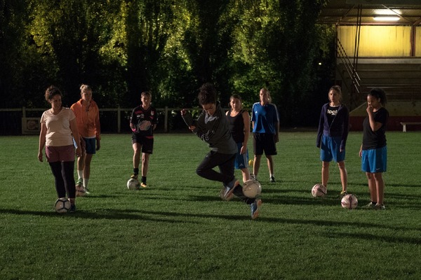 『クイーンズ・オブ・フィールド』（C） 2019 ADNP - KISSFILMS - GAUMONT - TF1 FILMS PRODUCTION - 14EME ART PRODUCTION - PANACHE PRODUCTIONS - LA COMPAGNIE CINEMATOGRAPHIQUE