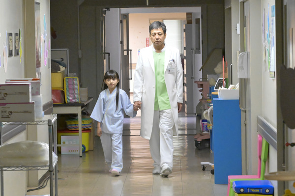 「祈りのカルテ 研修医の謎解き診察記録」第6話（C）NTV