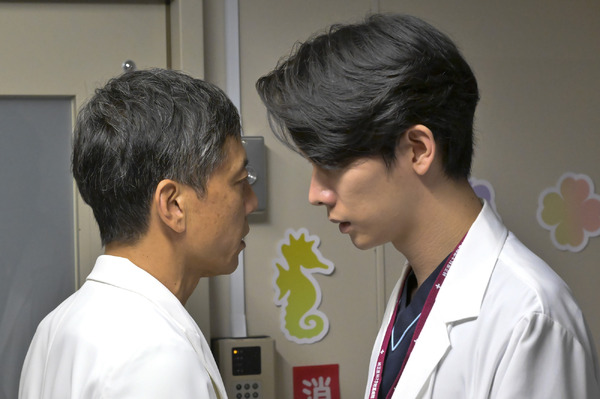 「祈りのカルテ 研修医の謎解き診察記録」第6話（C）NTV