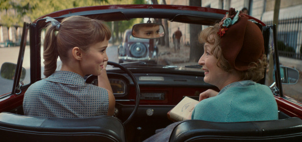 『ミセス・ハリス、パリへ行く』© 2022 FOCUS FEATURES LLC.