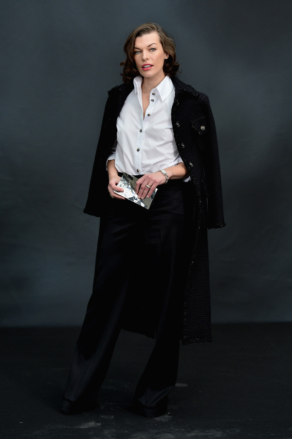 パリ・ファッション・ウィークにて「シャネル」のショーに出席するミラ・ジョヴォヴィッチ（パリ）-(C) Getty Images