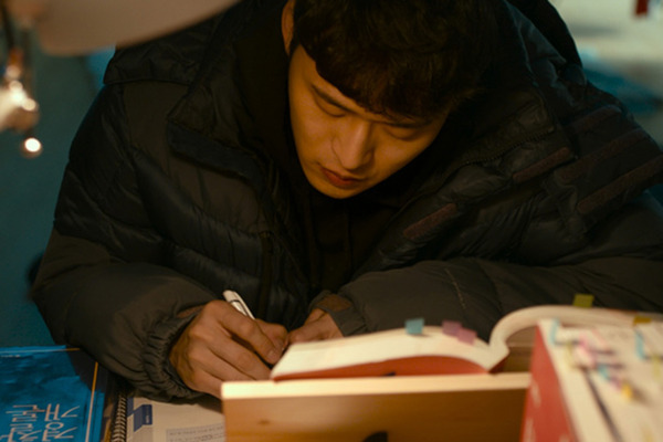 『見知らぬ隣人』©2022 Yeom Ji-ho  ALL RIGHTS RESERVED.