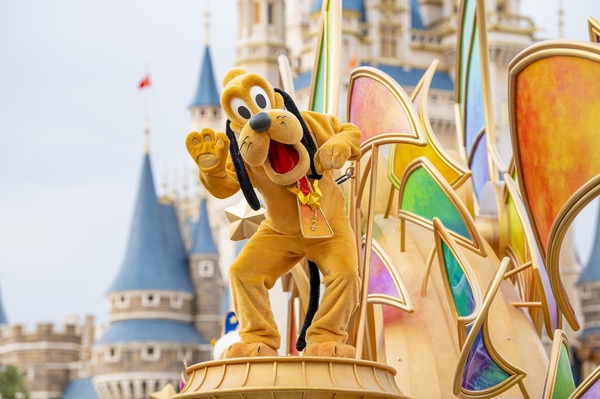 話題のデイタイムパレード「ディズニー・ハーモニー・イン・カラー」 | 動画を公開！As to Disney artwork, logos and properties： (C) Disney