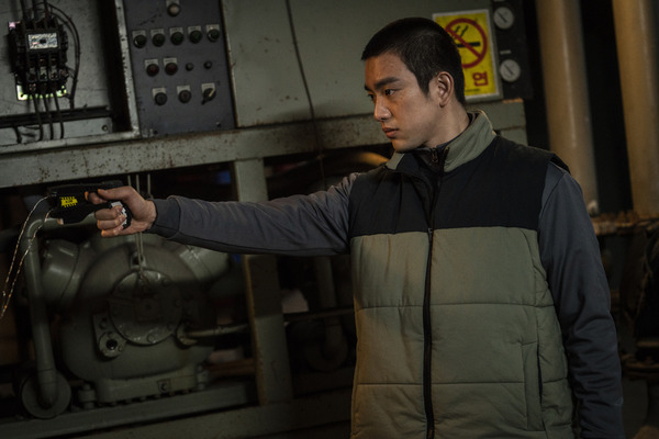 『聖なる復讐者』　ⓒ2022 FINECUT Co., Ltd. & BLUE PLAN’IT Co., Ltd. ALL RIGHTS RESERVED