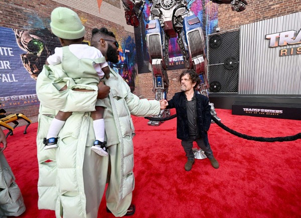 トベ＆ピーター・ディンクレイジ『トランスフォーマー／ビースト覚醒』N.Y.プレミア©2023 PARAMOUNT PICTURES. HASBRO, TRANSFORMERS AND ALL RELATED CHARACTERS ARE TRADEMARKS OF HASBRO.©2023 HASBRO