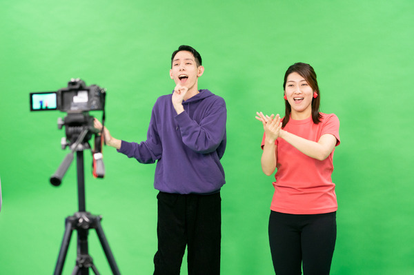 手話撮影の収録風景（左：かのけん　右：那須映里）撮影：加藤甫「TRANSLATION for ALL」