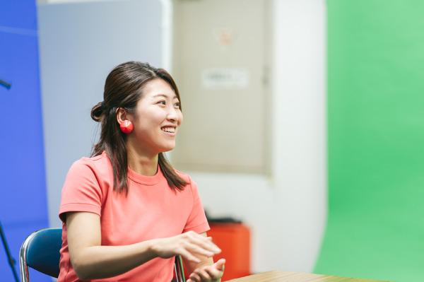 対談の様子（那須映里） 撮影：加藤甫「TRANSLATION for ALL」