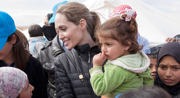 UNHCR親善大使としてヨルダンのザータリ難民キャンプを訪れたアンジェリーナ・ジョリー -(C) Getty Images
