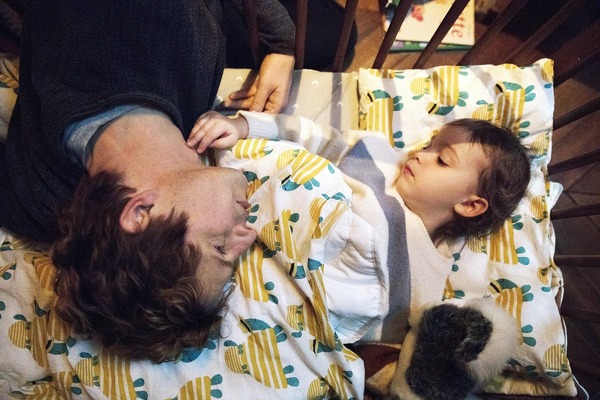 『ぼくは君たちを憎まないことにした』©2022 Komplizen Film Haut et Court Frakas Productions TOBIS / Erfttal Film und Fernsehproduktion  nikumanai.com