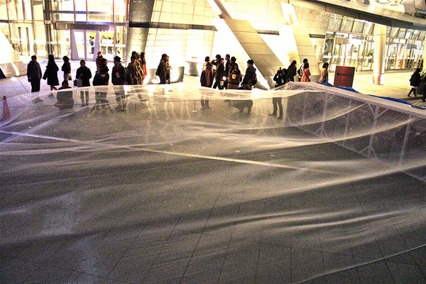 大巻伸嗣「Liminal Air Space-Time/Wave」。六本木ヒルズ内に展示された作品。透明な布を用いて時間と空間を表現