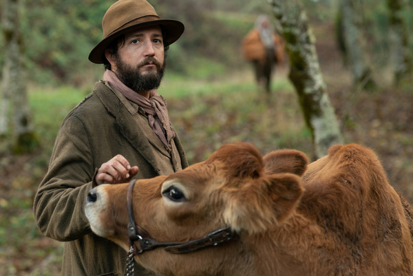 『ファースト・カウ』© 2019 A24 DISTRIBUTION. LLC. ALL RIGHTS RESERVED.