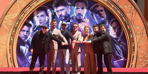 ケヴィン・ファイギほかアベンジャーズキャスト(C)Getty Images