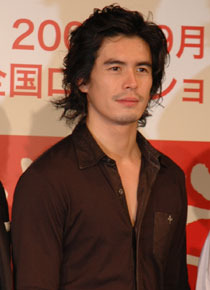 本編では華麗な銃さばきを見せる伊藤英明　