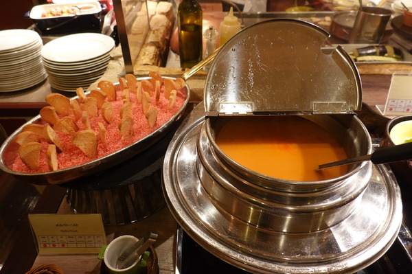 人気のビュッフェで肉料理の数々を堪能　浦安ブライトンホテル東京ベイ「カシュカシュ」