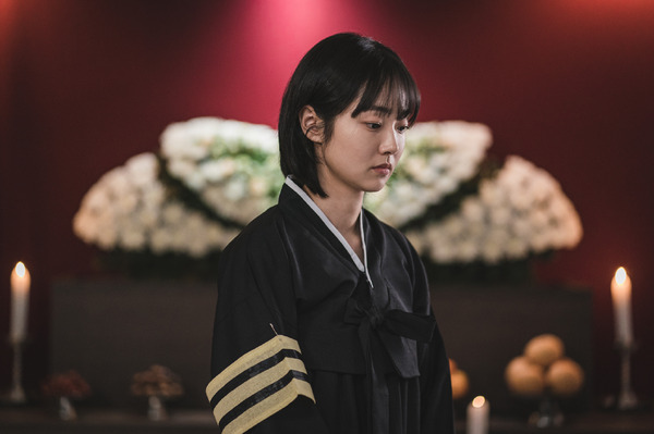 『殺し屋たちの店』© 2024 Disney and its related entities