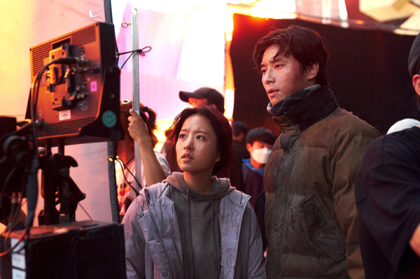 『コンクリート・ユートピア』メイキングカット　© 2023 LOTTE ENTERTAINMENT & CLIMAX STUDIO, INC. ALL RIGHTS RESERVED.