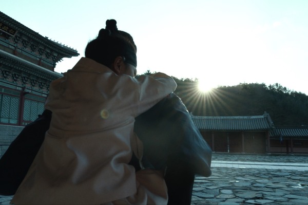 『梟ーフクロウー』© 2022 NEXT ENTERTAINMENT WORLD & C-JES ENTERTAINMENT & CINEMA DAM DAM. All Rights Reserved.