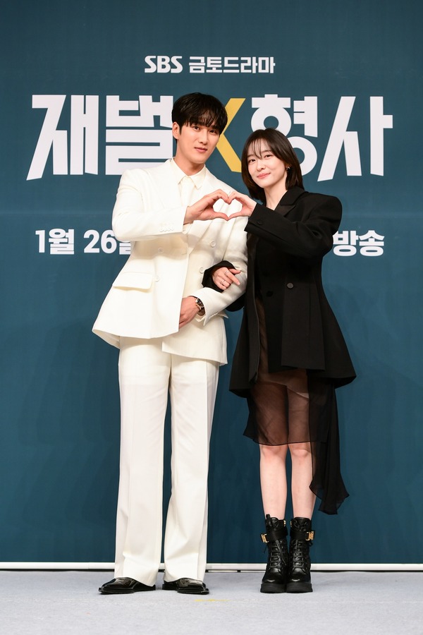 「財閥 x 刑事」©  SBS