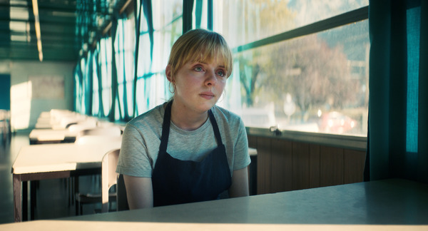 クララの親友ナニー　『12日の殺人』© 2022 - Haut et Court - Versus Production - Auvergne-Rhône-Alpes Cinéma