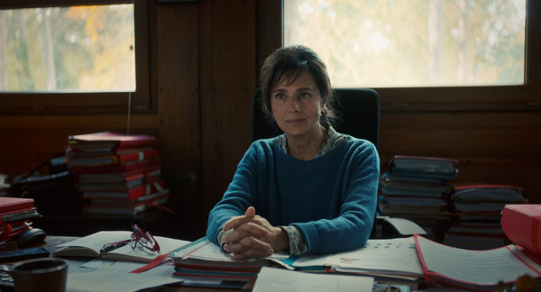 女性裁判官　『12日の殺人』© 2022 - Haut et Court - Versus Production - Auvergne-Rhône-Alpes Cinéma