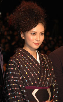 劇中と色違いの着物姿でキメた柴咲コウにも「コウちゃん！」と大声援が