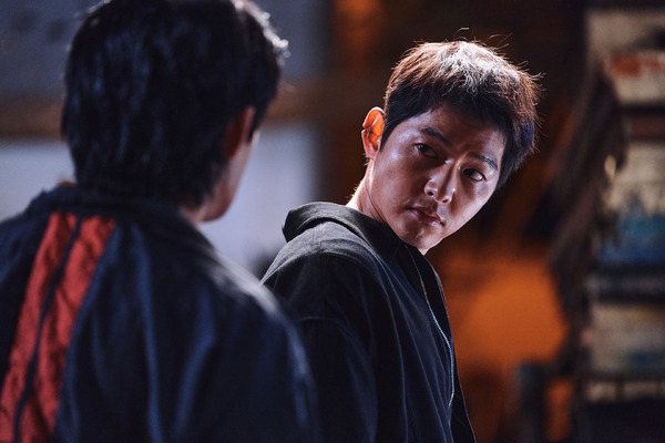 『このろくでもない世界で』© 2023 PLUS M ENTERTAINMENT, SANAI PICTURES, HiSTORY ALL RIGHTS RESERVED.