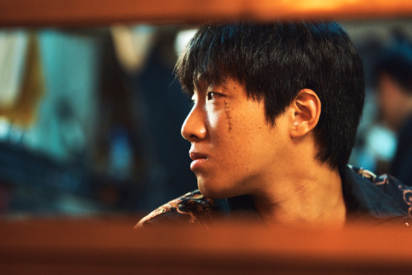 『このろくでもない世界で』© 2023 PLUS M ENTERTAINMENT, SANAI PICTURES, HiSTORY ALL RIGHTS RESERVED.
