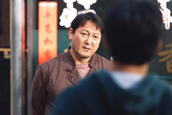 『このろくでもない世界で』© 2023 PLUS M ENTERTAINMENT, SANAI PICTURES, HiSTORY ALL RIGHTS RESERVED.