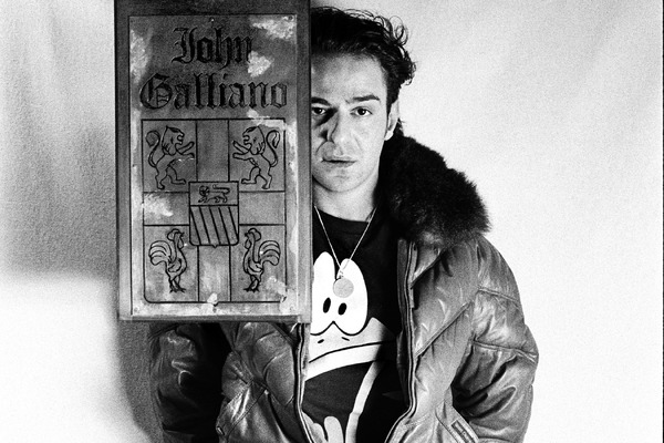 『ジョン・ガリアーノ 世界一愚かな天才デザイナー』© 2023 KGB Films JG Ltd