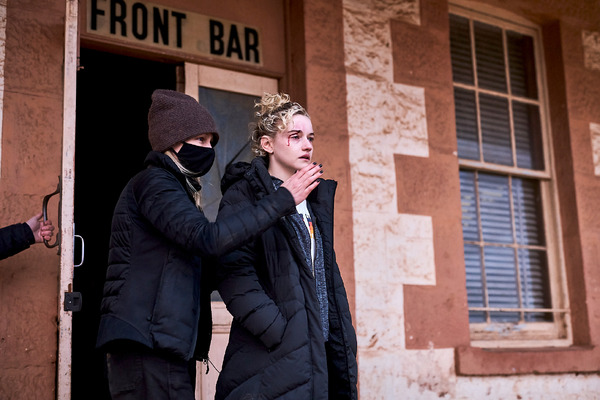 『ロイヤルホテル』メイキング　© 2022 Hanna and Liv Holdings Pty. Ltd., Screen Australia, and Create NSW