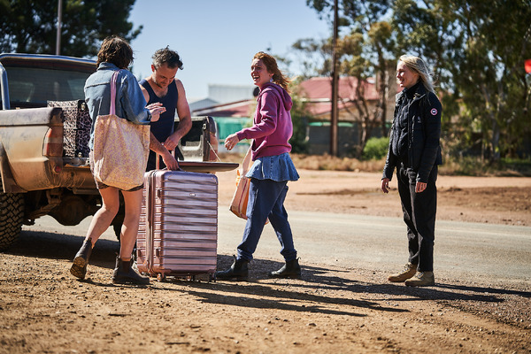 『ロイヤルホテル』メイキング　© 2022 Hanna and Liv Holdings Pty. Ltd., Screen Australia, and Create NSW