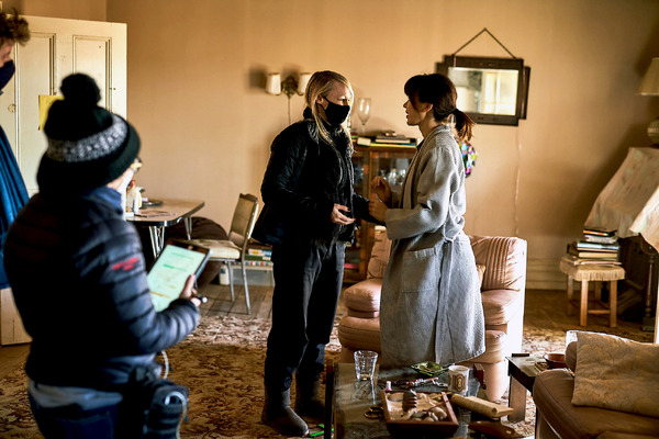 『ロイヤルホテル』メイキング　© 2022 Hanna and Liv Holdings Pty. Ltd., Screen Australia, and Create NSW