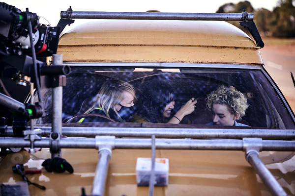 『ロイヤルホテル』メイキング　© 2022 Hanna and Liv Holdings Pty. Ltd., Screen Australia, and Create NSW