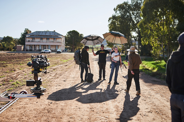 『ロイヤルホテル』メイキング　© 2022 Hanna and Liv Holdings Pty. Ltd., Screen Australia, and Create NSW