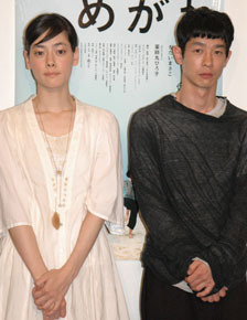 謎の高校教師と彼女を「先生」と呼ぶ青年。2人の関係は？