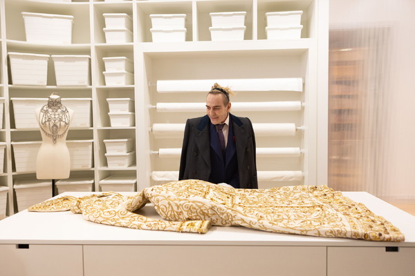 『ジョン・ガリアーノ 世界一愚かな天才デザイナー』© 2023 KGB Films JG Ltd