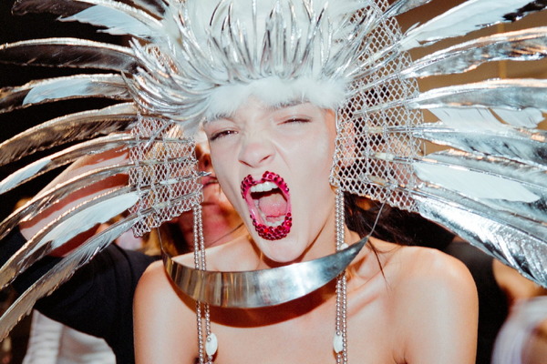 『ジョン・ガリアーノ 世界一愚かな天才デザイナー』© 2023 KGB Films JG Ltd